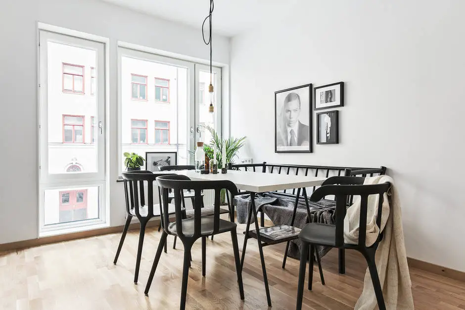 巧妙改造！衣架变客厅照片展示架-10