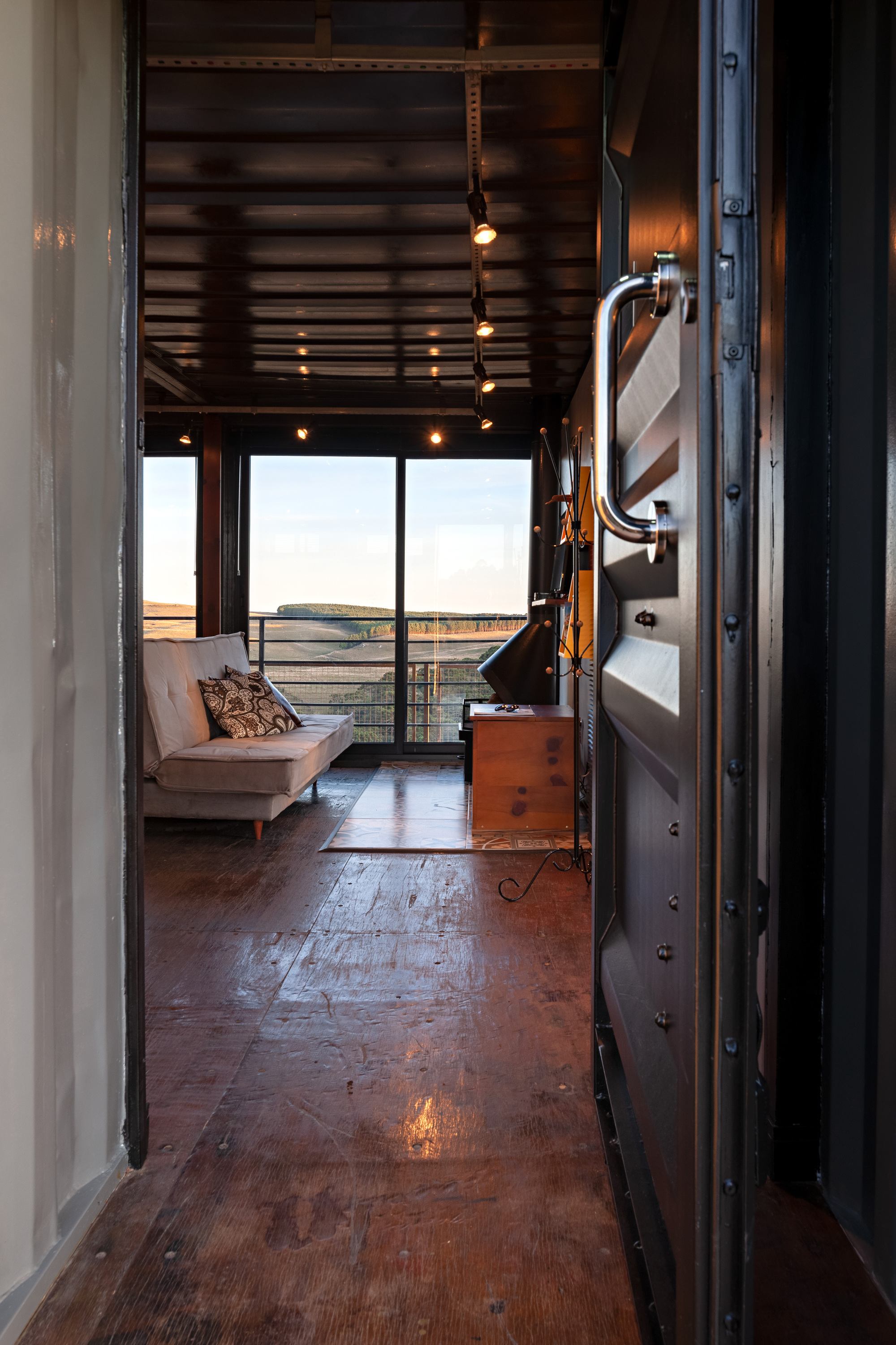 Cambará Container House / Estúdio Saymon Dall Alba+ Mégui Dal Bó Arquiteta-31