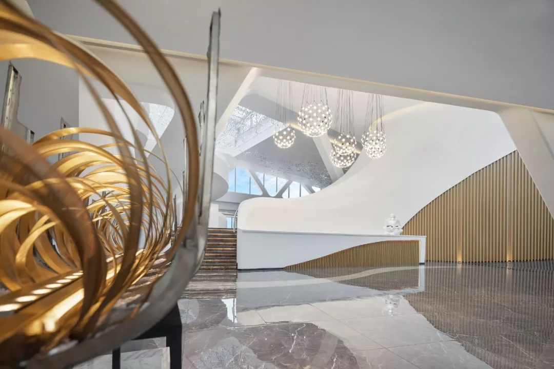 悬崖上的艺术馆 | 山海之间的白色梦幻空间-11