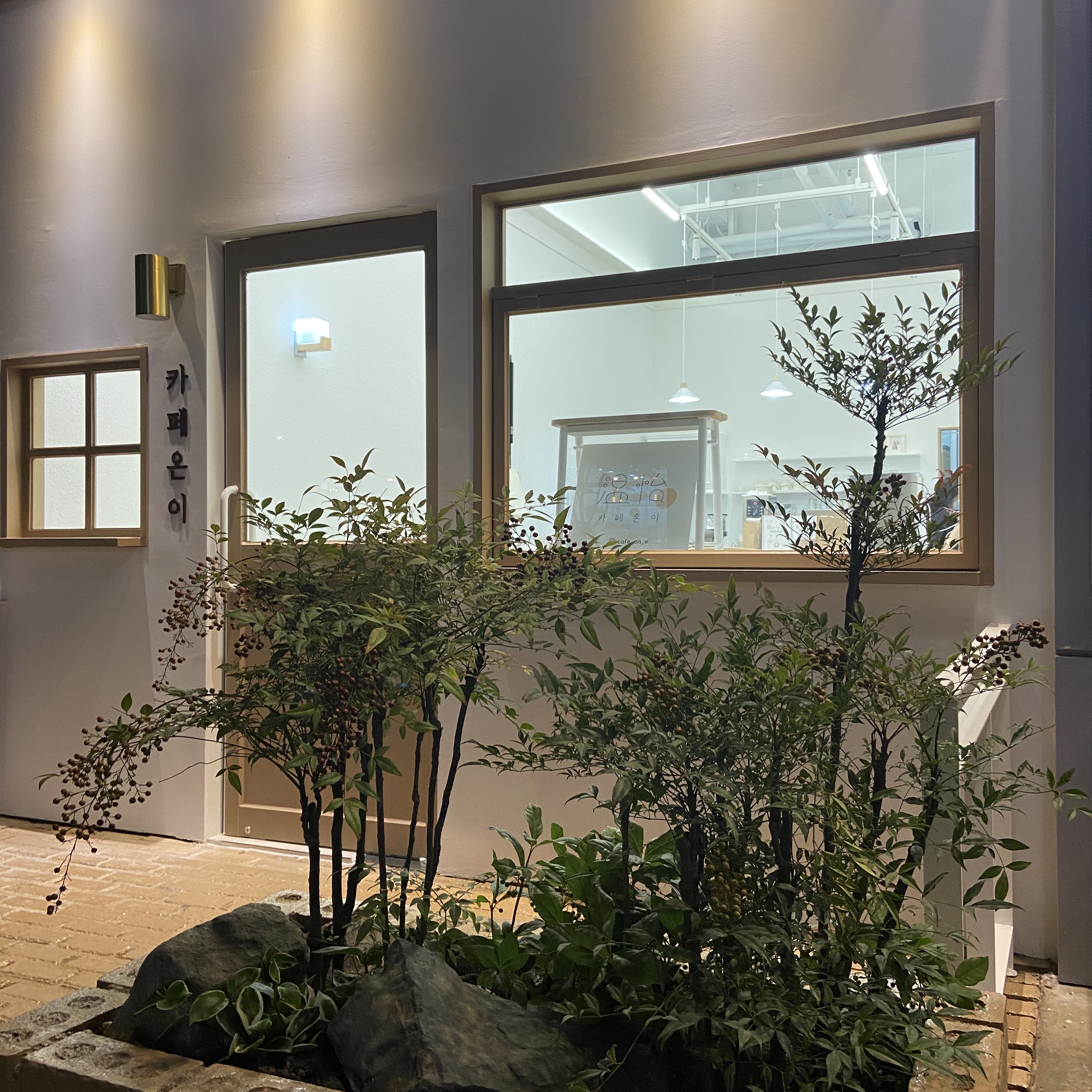 简约清新 11 坪咖啡厅，打造温馨舒适的室内空间-8