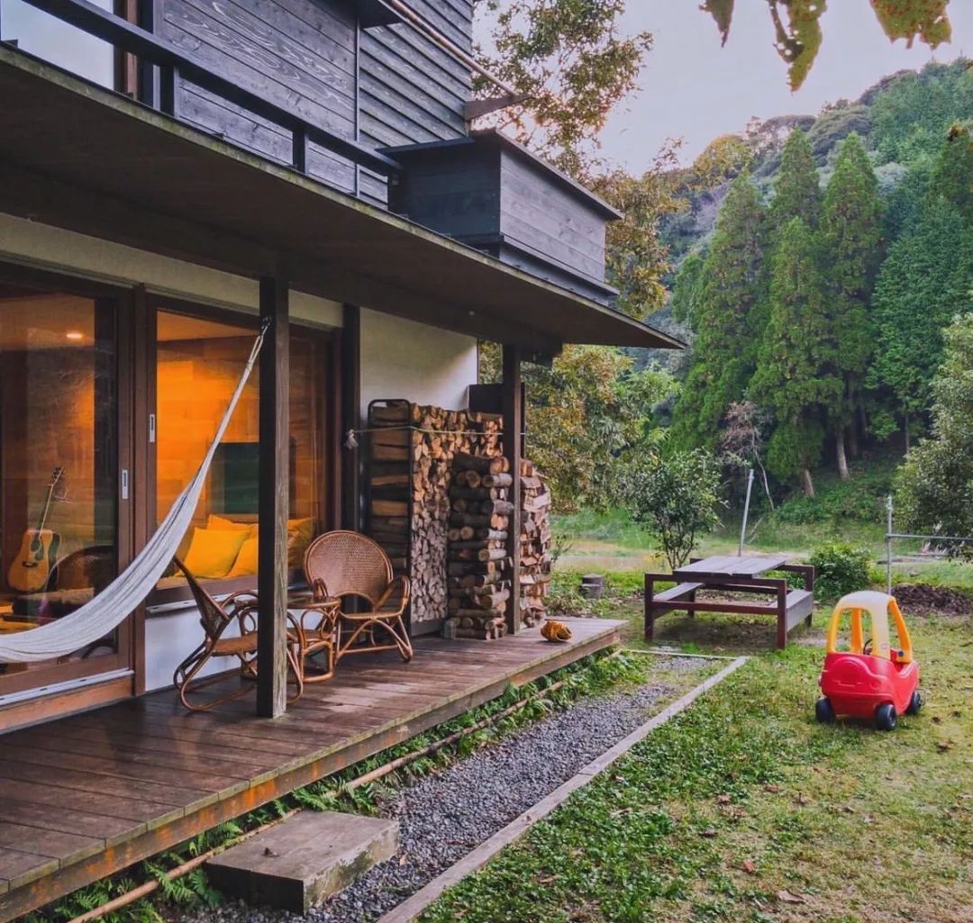 三胎家庭住进深山10年，人均6㎡卧室，却坐拥整片山林-110