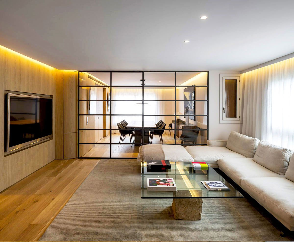 我认为 I HOUSE 可能并不是一个符合常规语义逻辑的表达如果 I  是品牌名首字母、个人名开头字母 、或者某个机构名称的缩略等，那么可以保留  I  不用翻译，直接翻译为  I 酒店，因为  house  常见释义中有 住宅；房子；（有特定用途的）建筑物 等意思，在一些语境中也可指代酒店、民宿这类供人居住的场所

如果这并非你想要的结果，由于这个短语表意不明确，难以准确判断其确切含义，请你提供更多的背景信息或语境 丨SpainMadrid-13