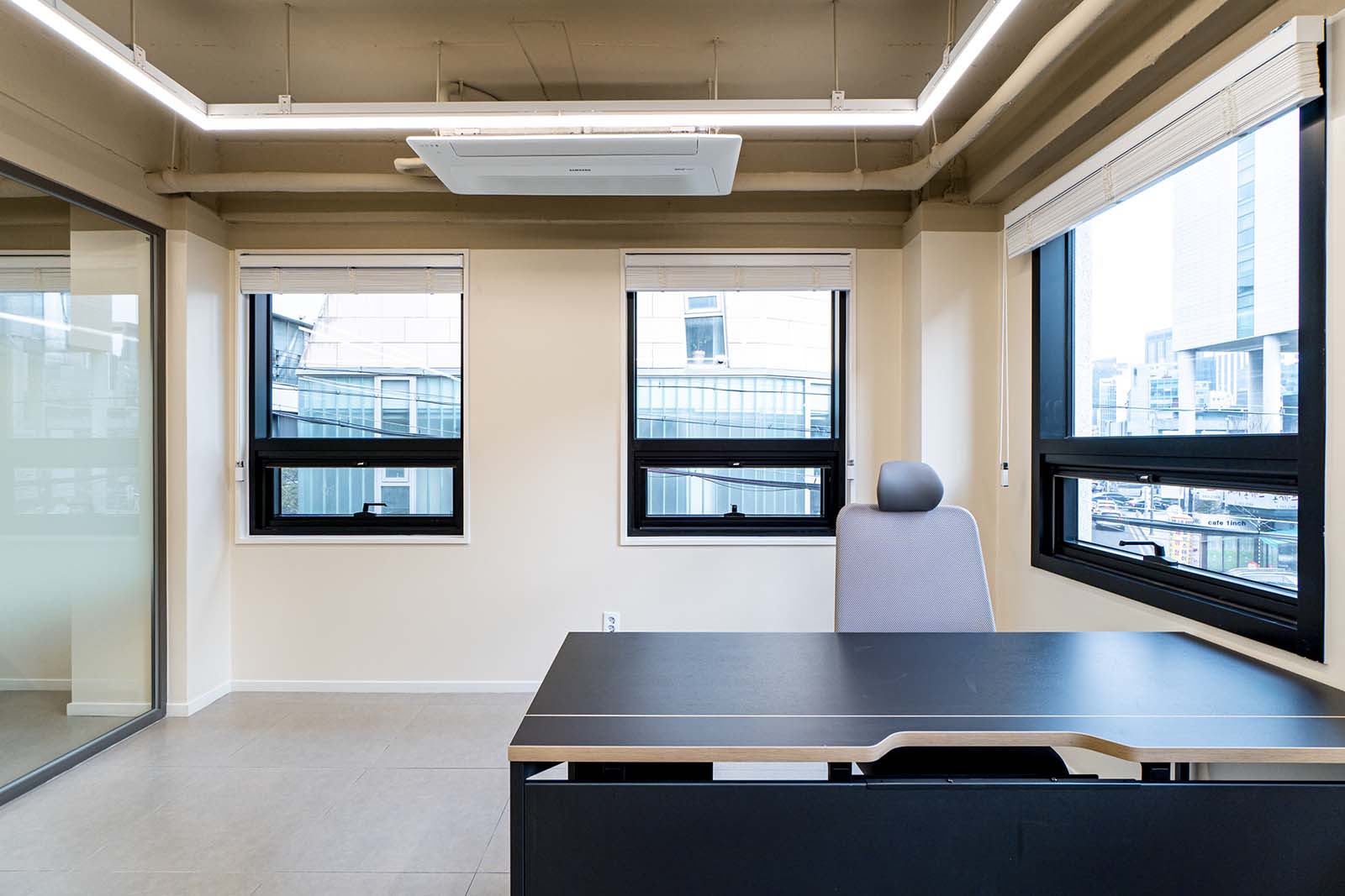 白色与木色的极简共享办公室-19