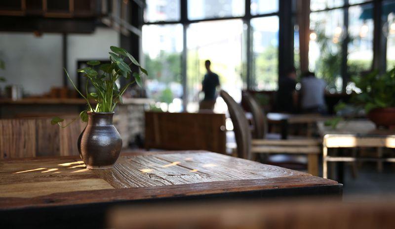 重庆三十三碗 | 花园餐厅的自然与现代交融-8