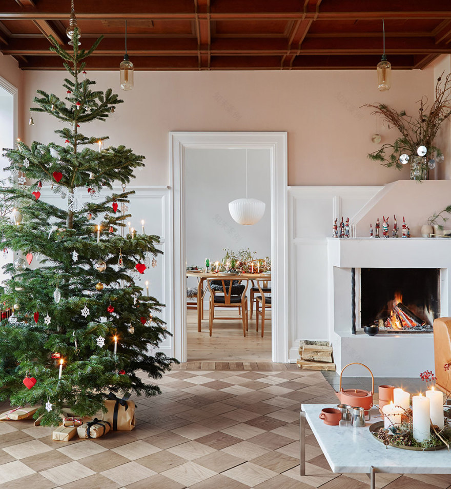 丹麦 1930 年代古宅的精致圣诞装饰-1