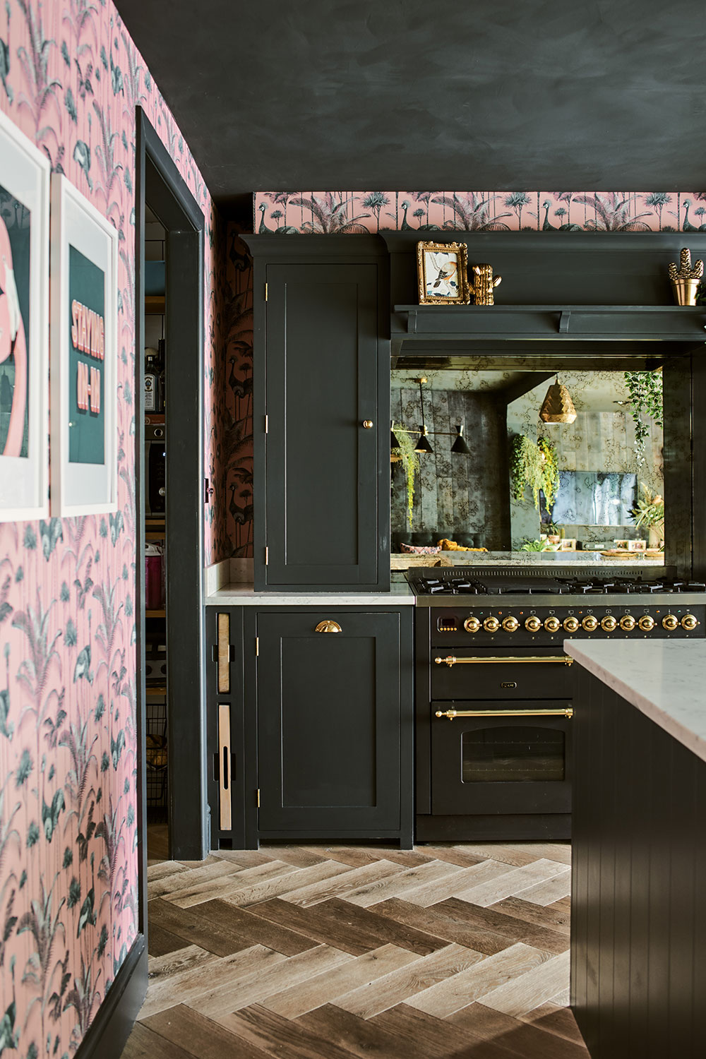 大胆用色打造温馨英式厨房-7