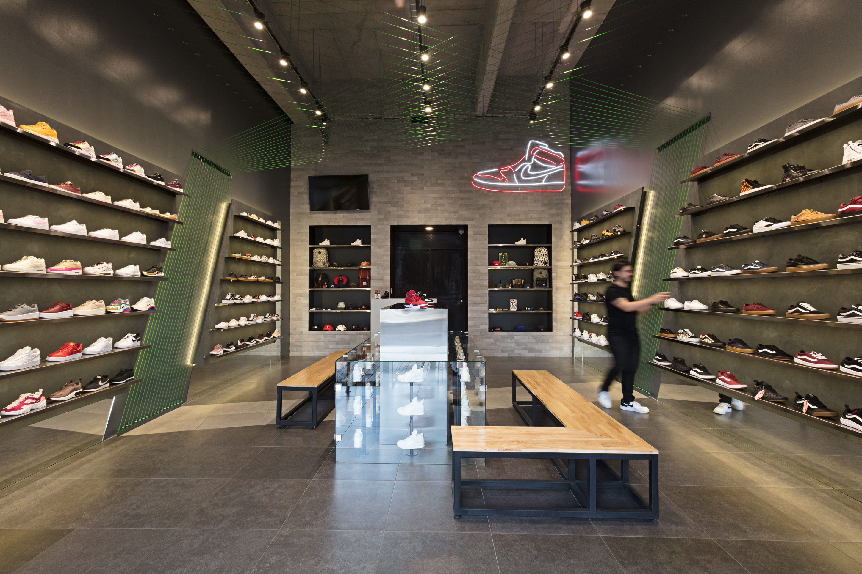 EQUILÁTERO 三维立体时尚运动鞋店-6