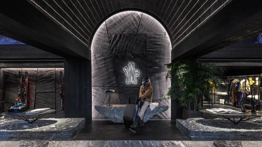 Moncler Grenoble 全新阿尔卑斯山上的旗舰店丨瑞士丨Küchel Architects-0
