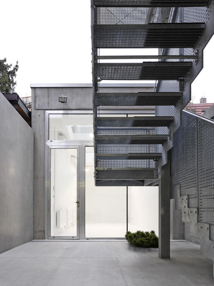 捷克布拉格四层狭长住宅-50