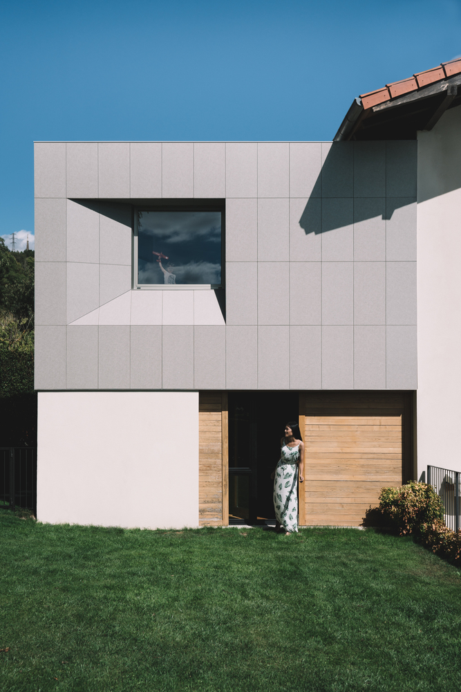 维奥住宅绿色景观中的现代石盒-23