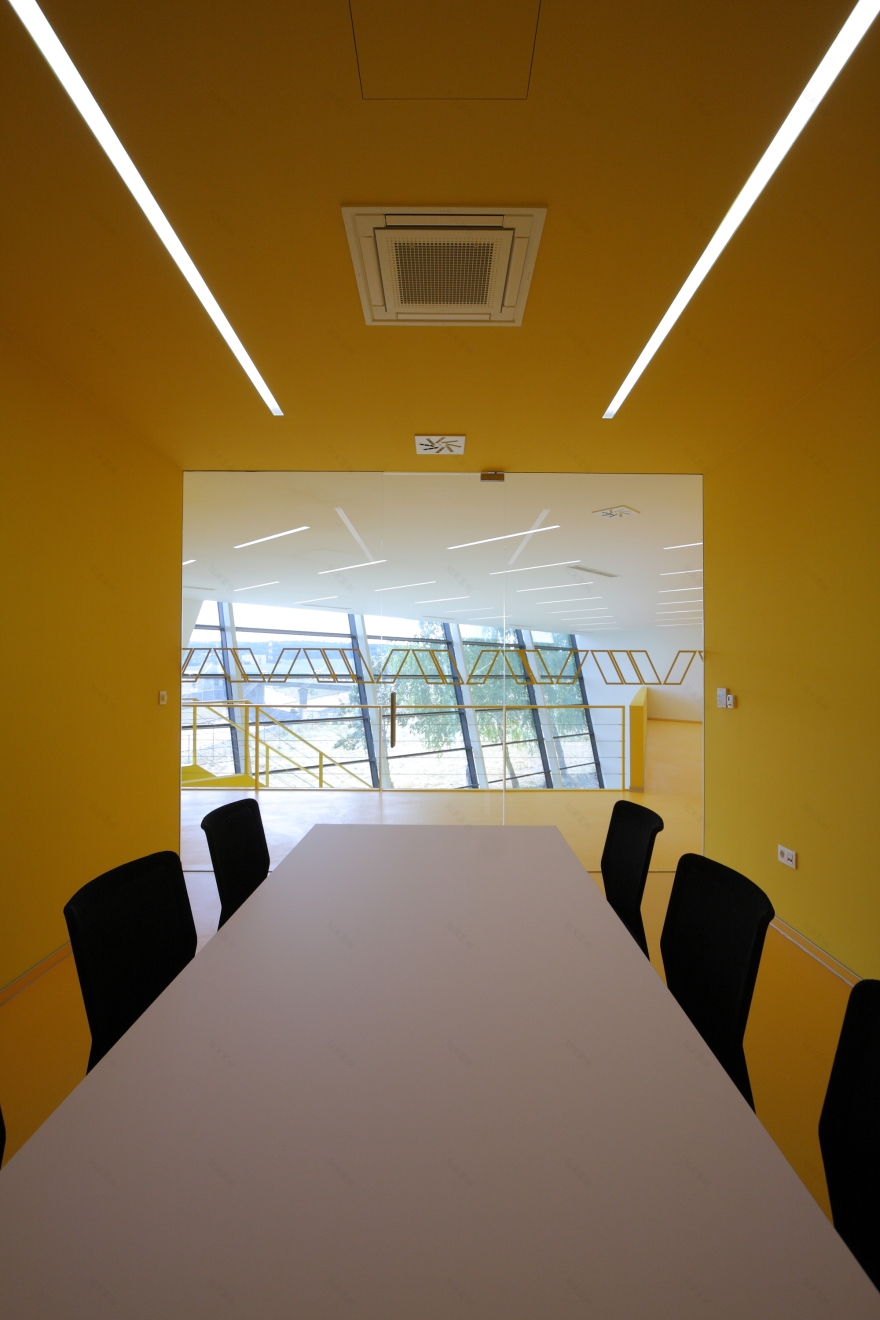 高速公路旁的透明办公建筑-6