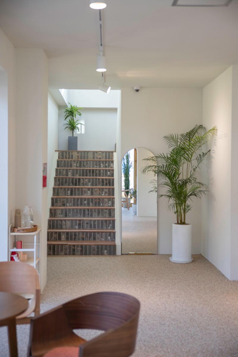 甜蜜的 58 平米白色&木质咖啡馆设计-11