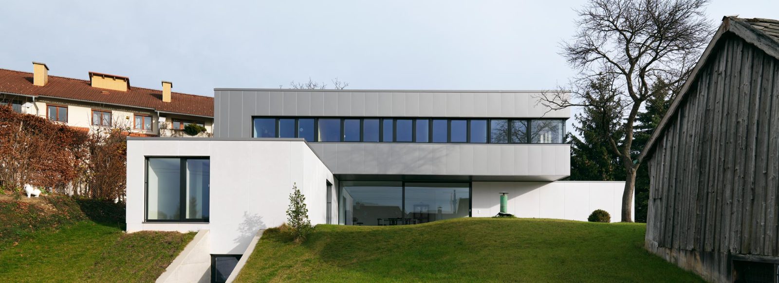 这个表述可能有误，如果是 Schütting Haus ，结合德语语境，Schütting 常指仓库、货栈等， Haus 是房子、宅邸的意思，可翻译为施廷宅邸（考虑到可能是特定建筑名称，音译结合意译） 如果这不是你想要的结果，请检查原文是否准确 -0