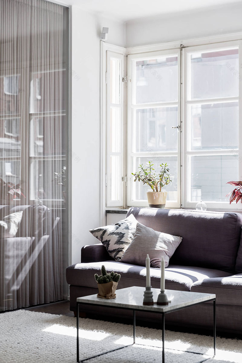 瑞典 65 平米开放式公寓 | 全透明卧室、亮丽铜墙、狭长衣帽间-6