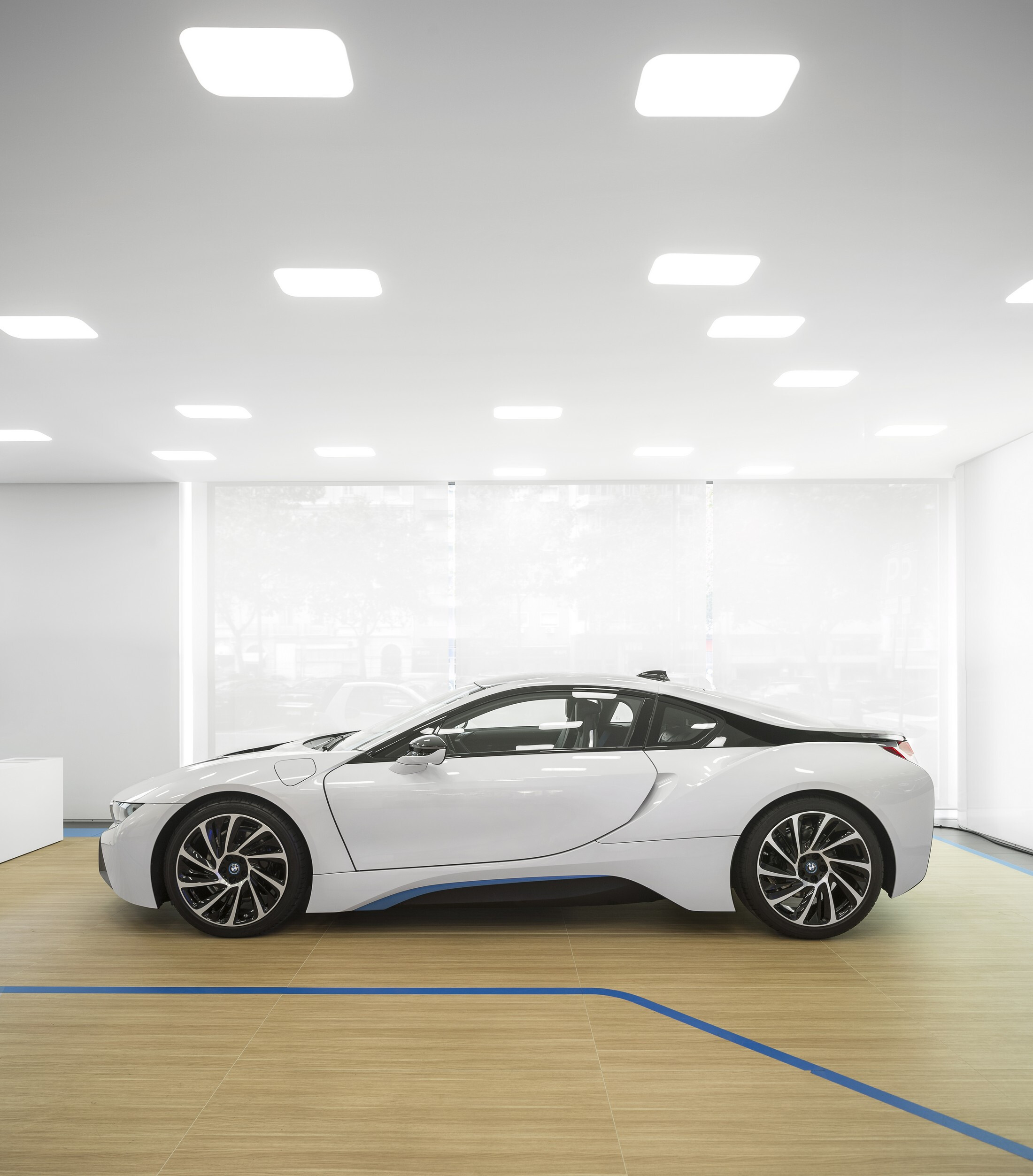 BMW i City Sales Outlet · 神秘动感白膜展示空间-14