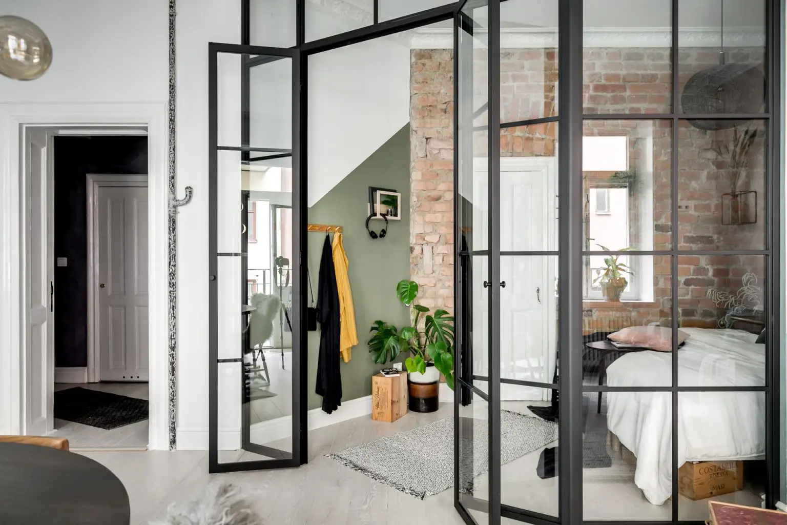 44 平米瑞典公寓玩转玻璃隔断与色彩-2