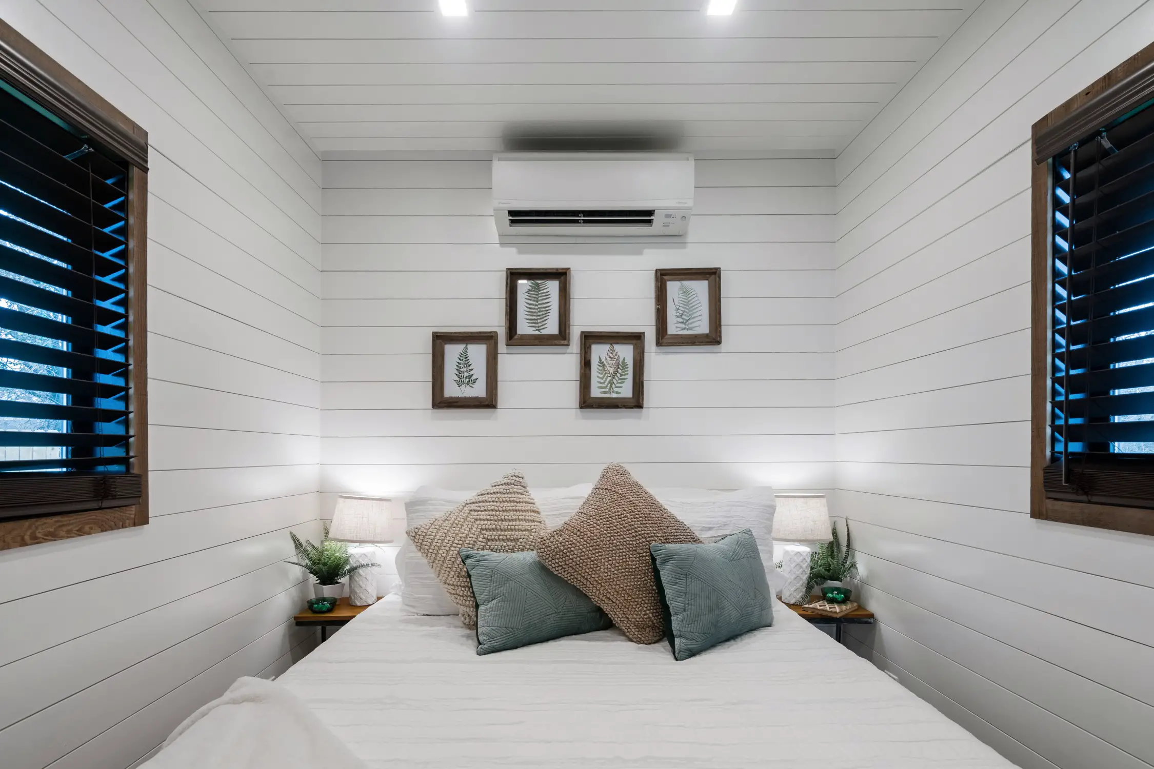 42m2 集装箱度假屋 | 现代设计与百年木料的完美融合-11