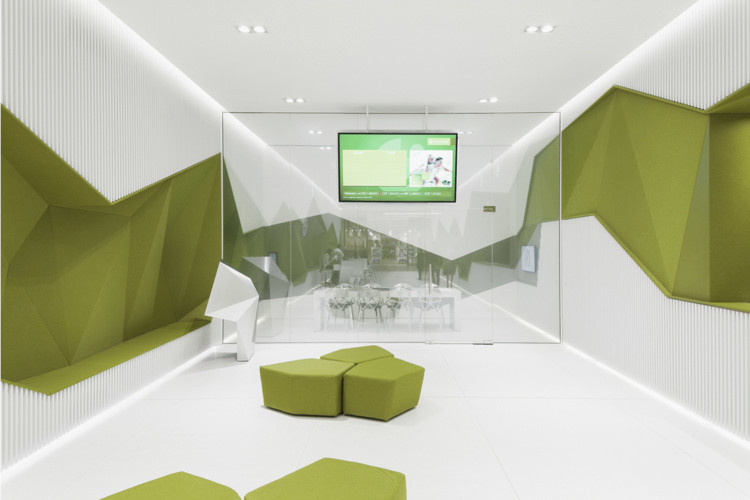 DSK 银行旗舰分行设计,绿色百叶窗与多彩条形打造开放空间-43