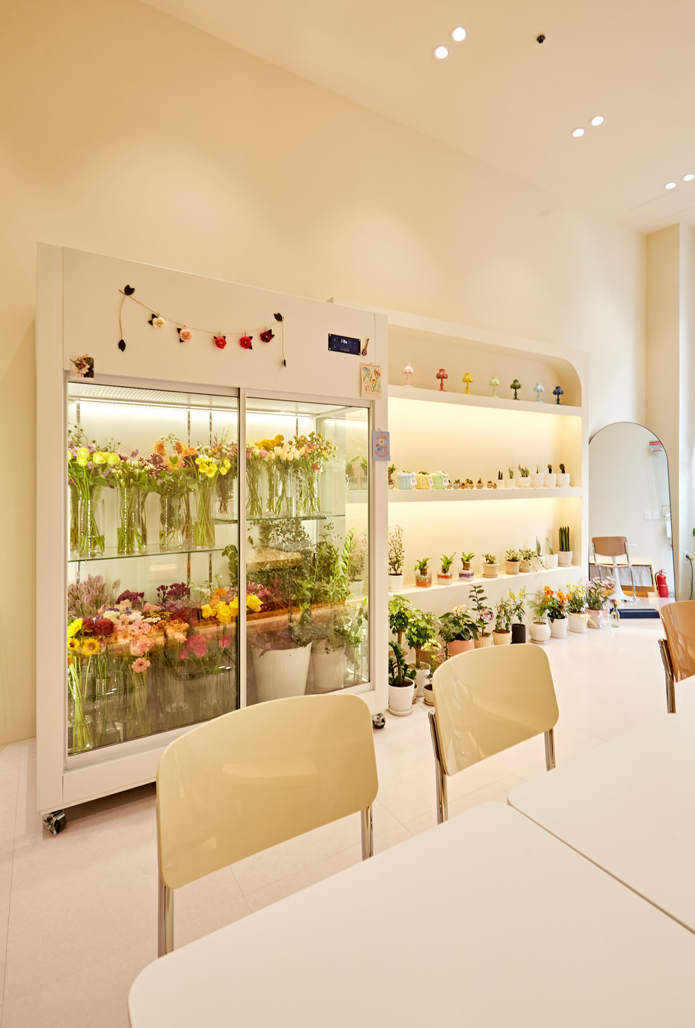 白色与木色交融，14 平极简卧室设计-10