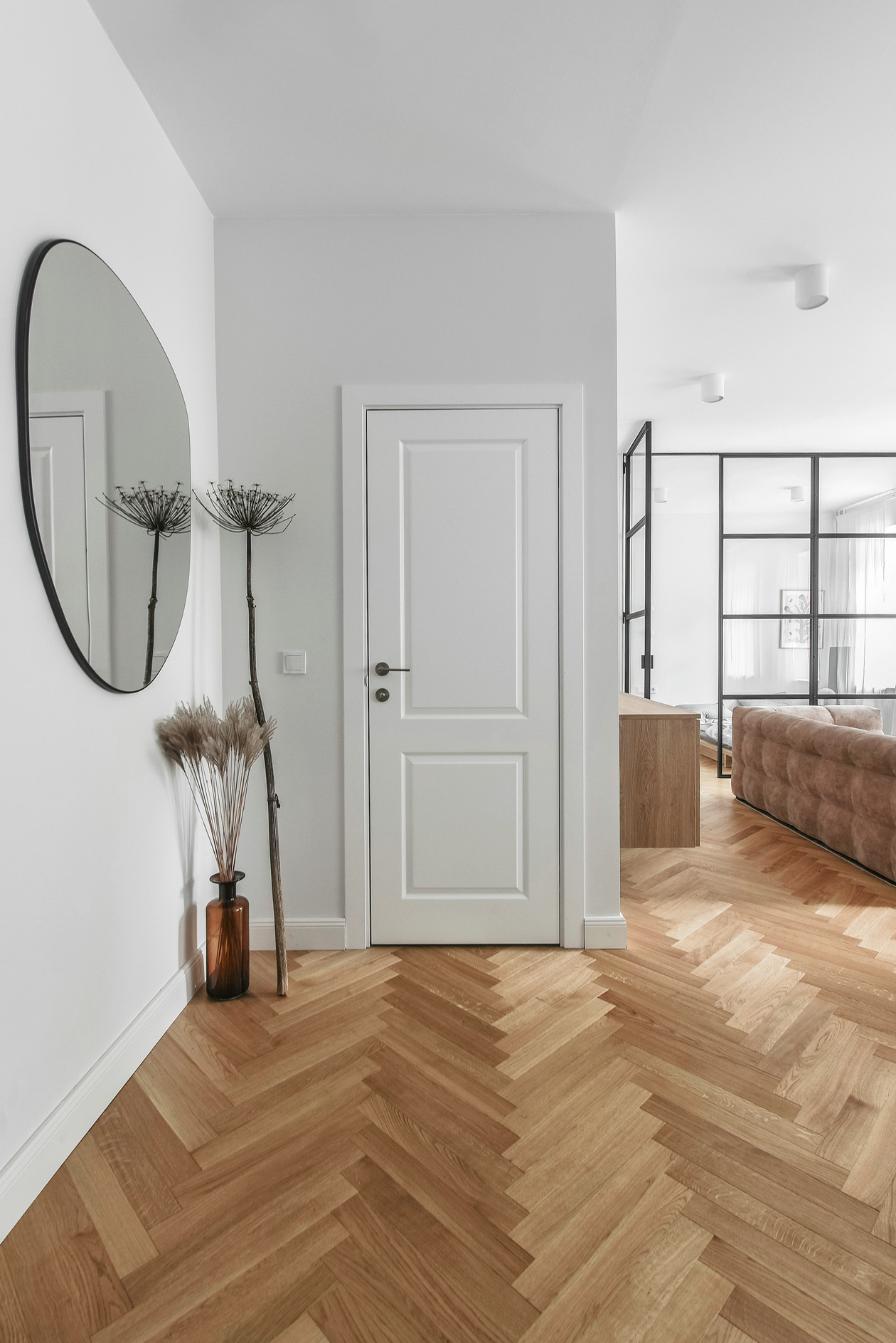 白色低调优雅公寓设计-0