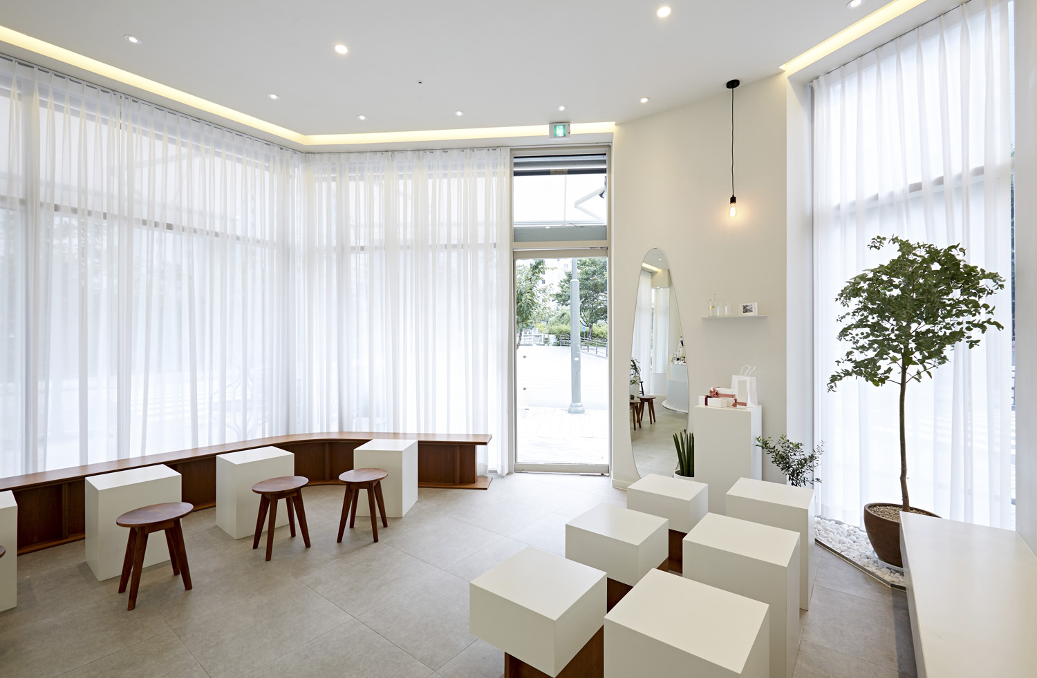 极简 13 坪咖啡厅，打造温馨舒适的室内空间-5