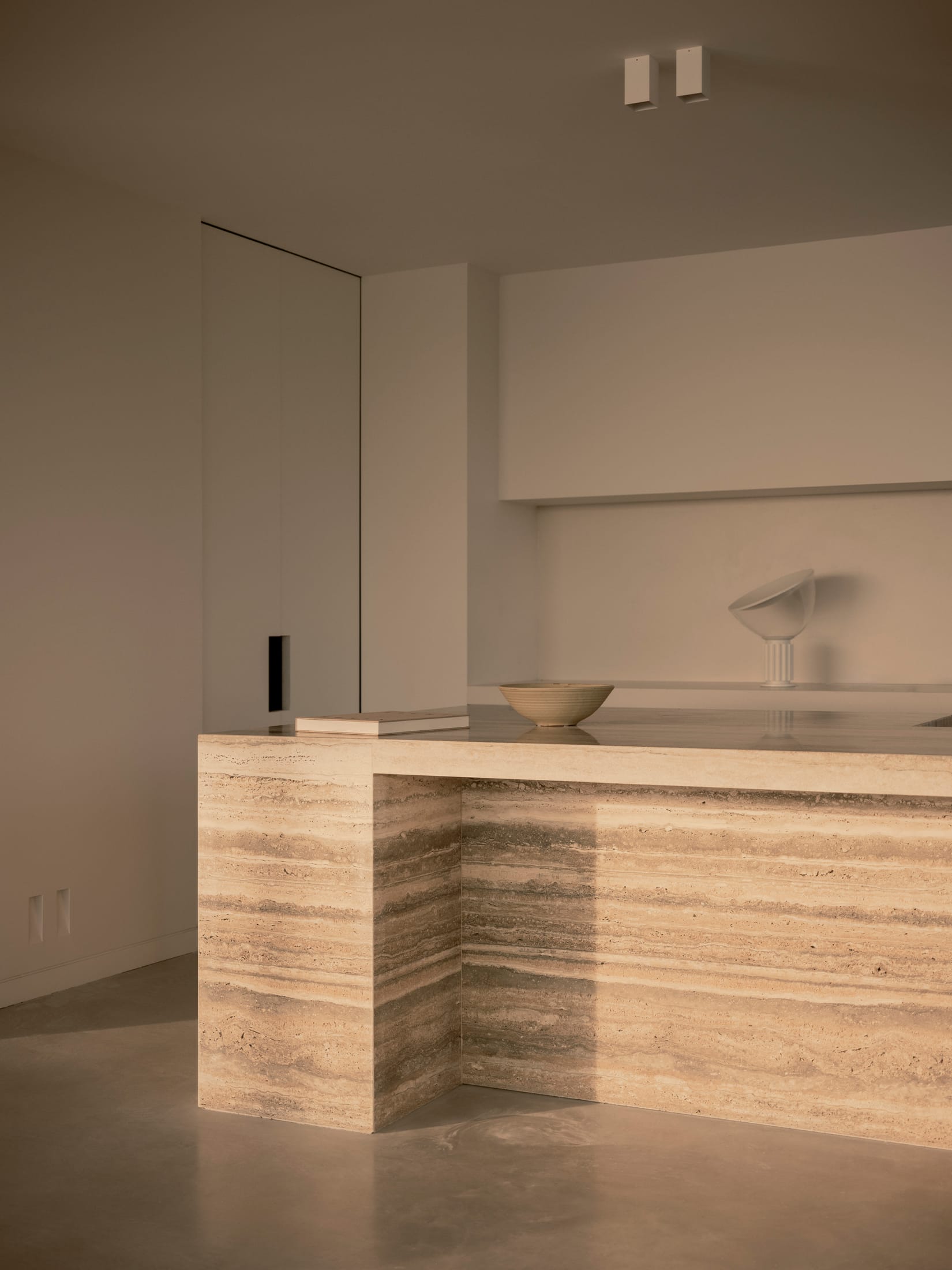 Back of the Moon: A Multi-Generational Coastal Retreat in Maianbar.-29