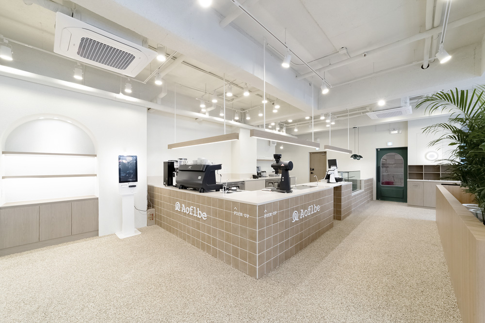 240 平现代白色&木质咖啡厅设计-6