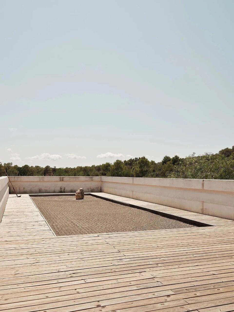 池畔松影·伊比萨山谷里的静心之所丨西班牙丨法裔伊朗建筑师帕斯卡尔·谢赫·贾瓦迪-31