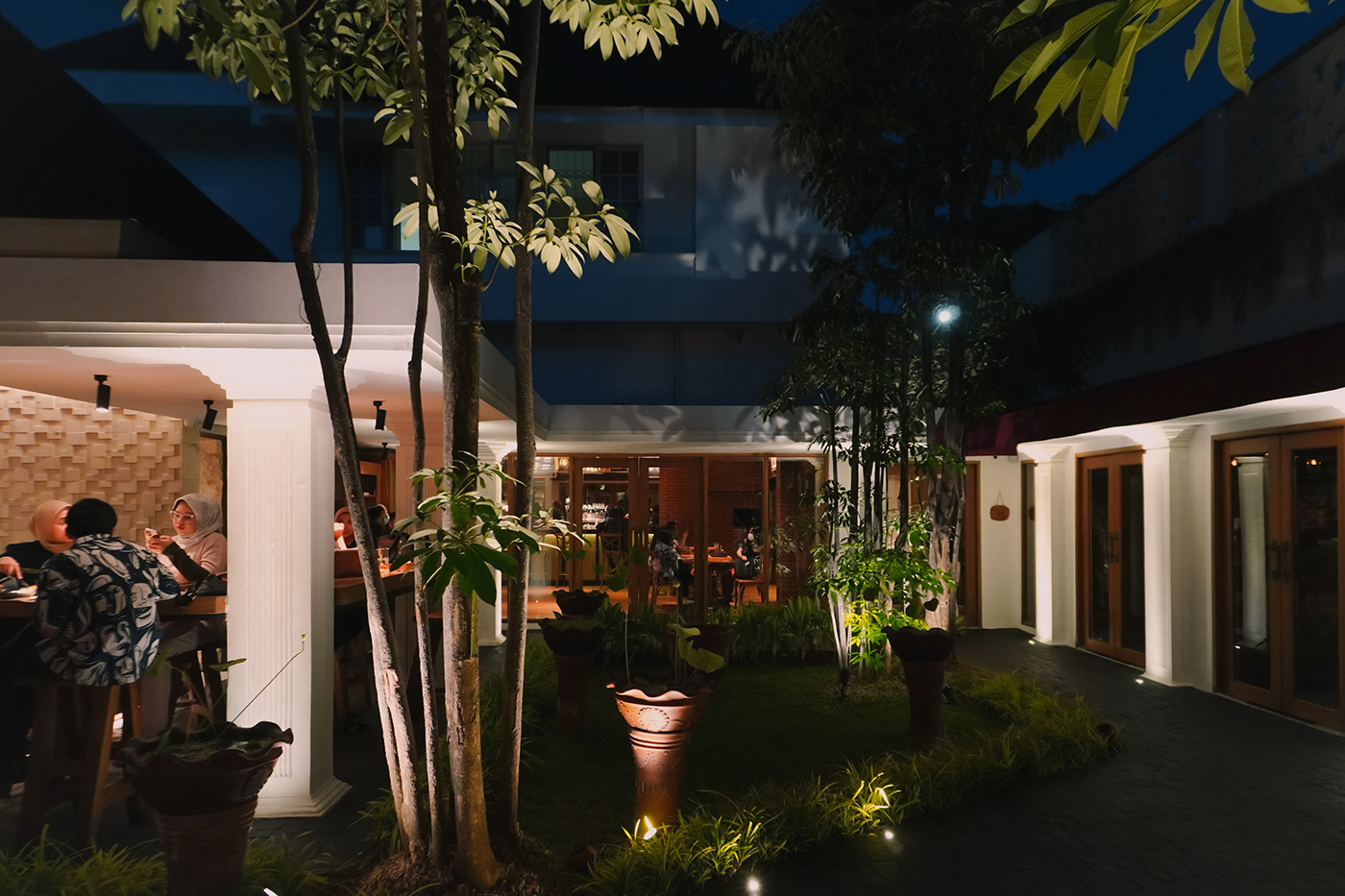 Six Ounces Menteng-1