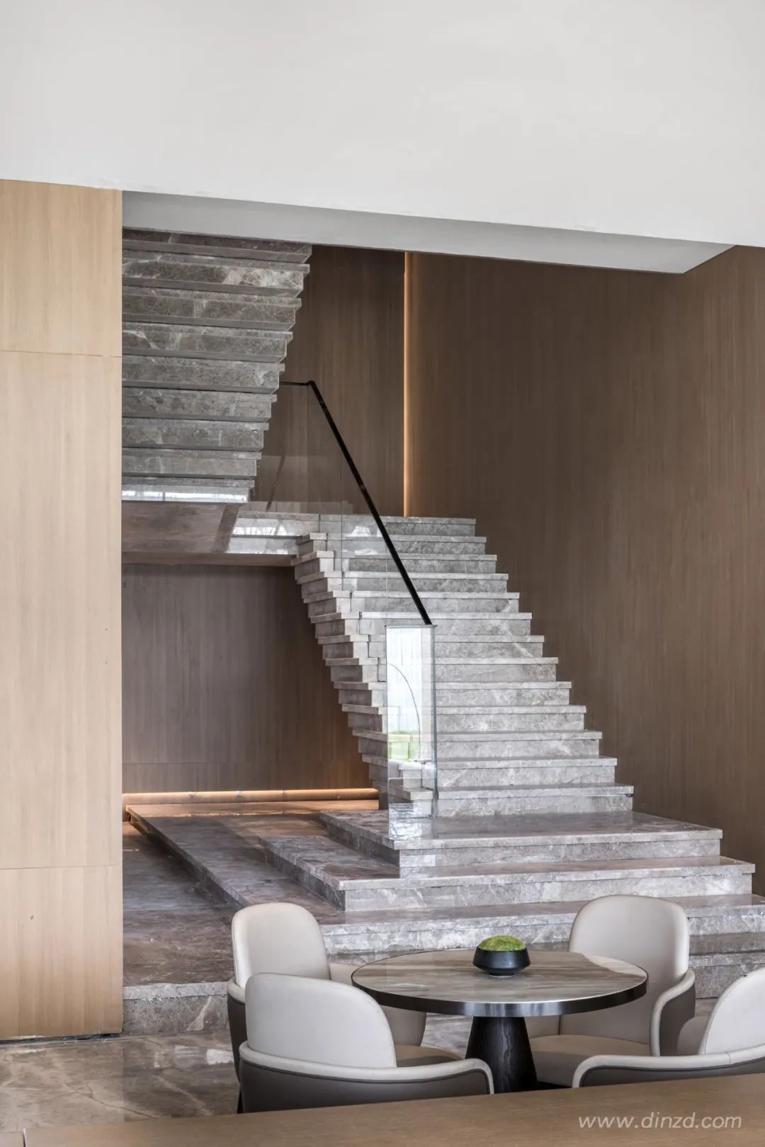 青岛 MOMA 通汇当代阅销售中心 | 现代与线条主义的艺术混搭-40