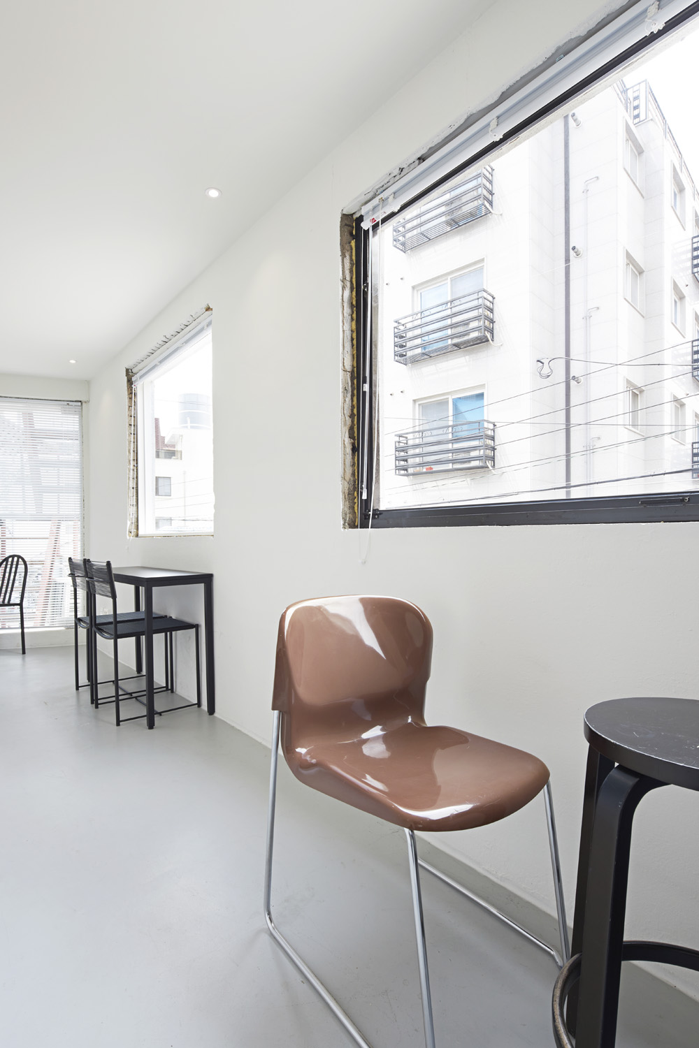 白色梦幻 | 10 平米迷你咖啡厅的惊艳室内设计-8