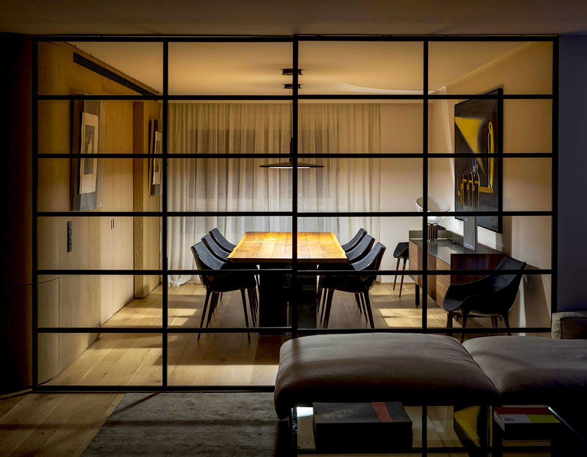 我认为 I HOUSE 可能并不是一个符合常规语义逻辑的表达如果 I  是品牌名首字母、个人名开头字母 、或者某个机构名称的缩略等，那么可以保留  I  不用翻译，直接翻译为  I 酒店，因为  house  常见释义中有 住宅；房子；（有特定用途的）建筑物 等意思，在一些语境中也可指代酒店、民宿这类供人居住的场所

如果这并非你想要的结果，由于这个短语表意不明确，难以准确判断其确切含义，请你提供更多的背景信息或语境 丨SpainMadrid-15