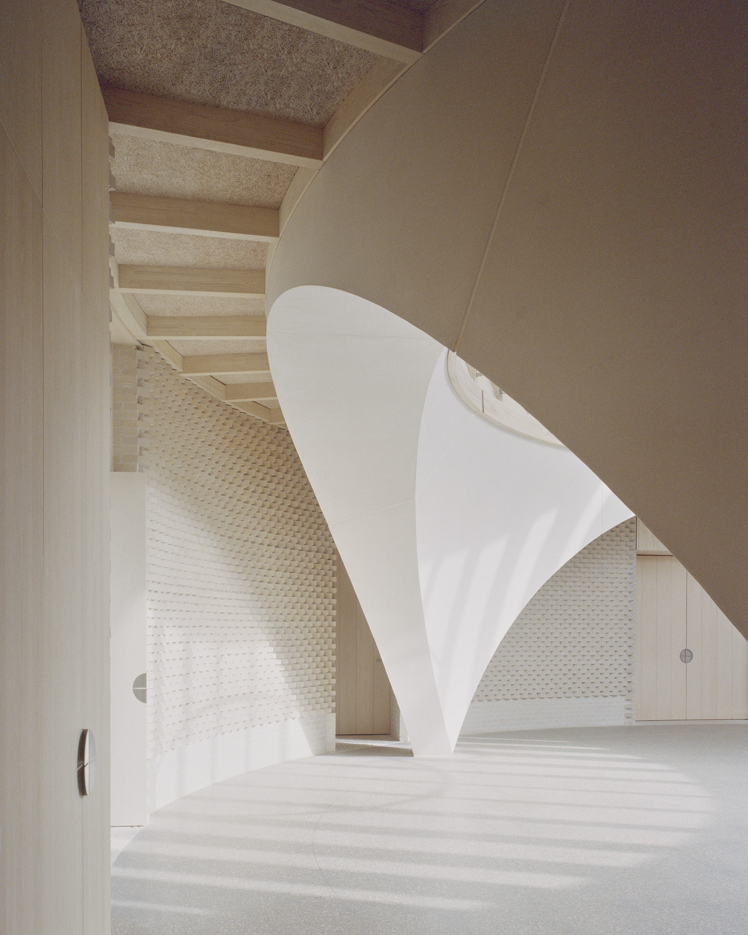 以简约营造神圣感：英国汉普郡礼拜堂建筑群 / James Gorst Architects-11