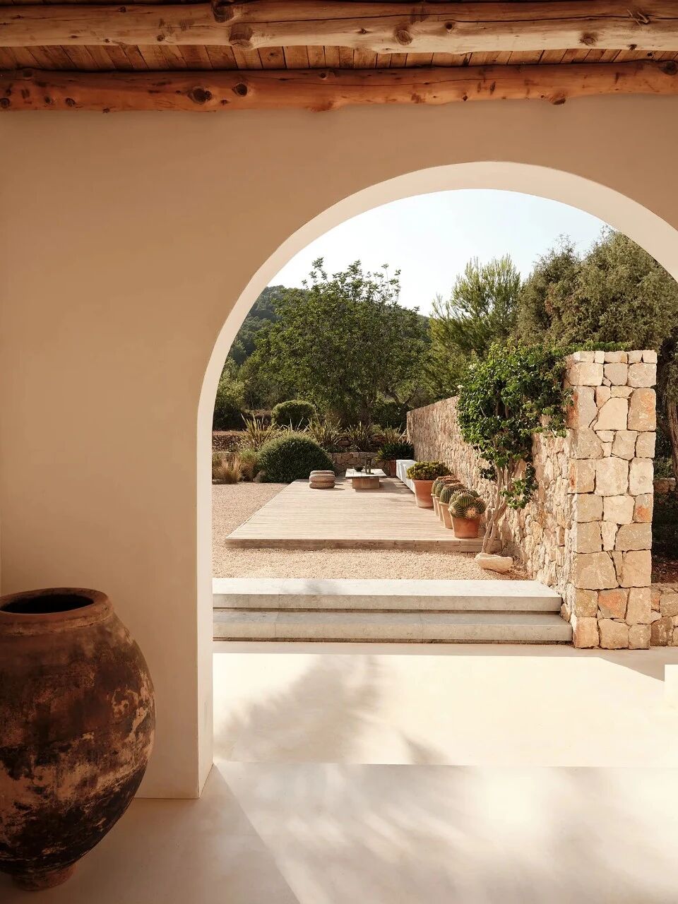 池畔松影·伊比萨山谷里的静心之所丨西班牙丨法裔伊朗建筑师帕斯卡尔·谢赫·贾瓦迪-35