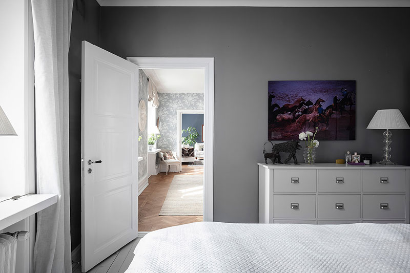 深蓝花卉壁纸 | 瑞典哥德堡大胆斯堪的纳维亚公寓设计-15