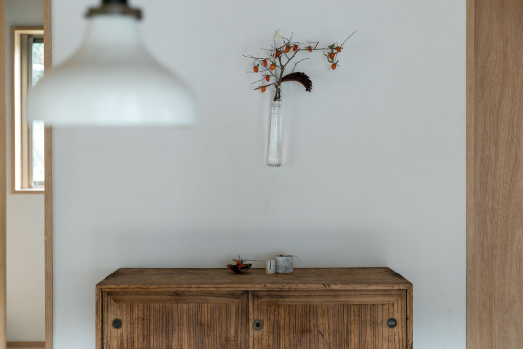 吹き抜けを家の中心に作るあたたかな自然素材の家に『shizen』の器が映える | Style of Life | 100%LiFE-4