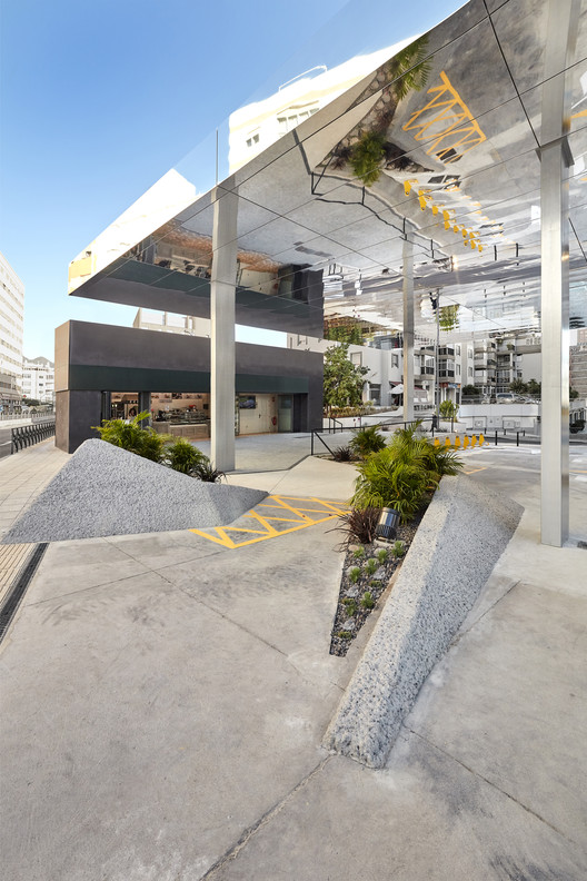 光影交织的电动汽车充电站-16