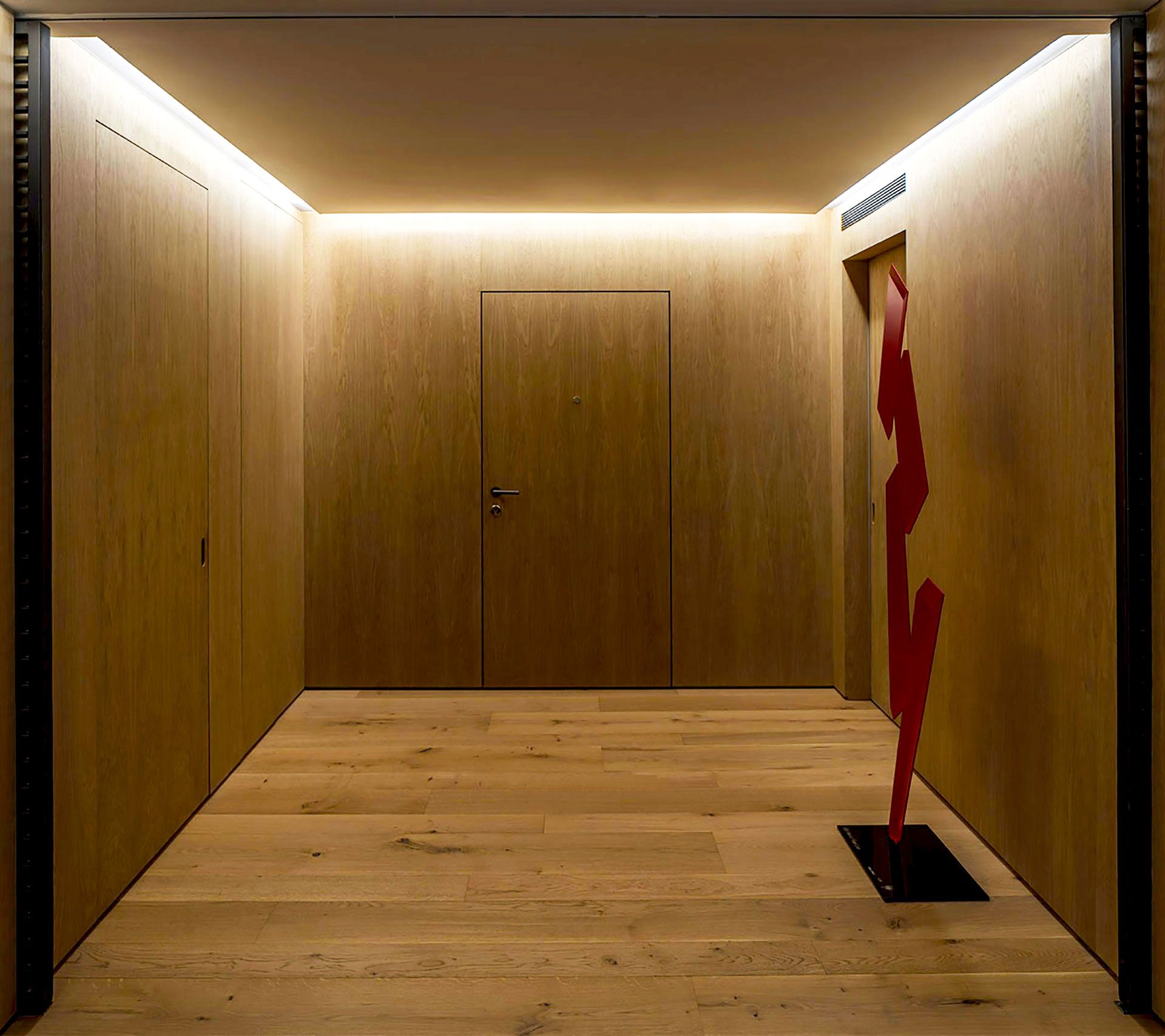 我认为 I HOUSE 可能并不是一个符合常规语义逻辑的表达如果 I  是品牌名首字母、个人名开头字母 、或者某个机构名称的缩略等，那么可以保留  I  不用翻译，直接翻译为  I 酒店，因为  house  常见释义中有 住宅；房子；（有特定用途的）建筑物 等意思，在一些语境中也可指代酒店、民宿这类供人居住的场所

如果这并非你想要的结果，由于这个短语表意不明确，难以准确判断其确切含义，请你提供更多的背景信息或语境 丨SpainMadrid-11