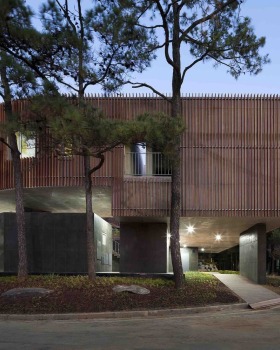 韩国波拉美公园石头树枝住所