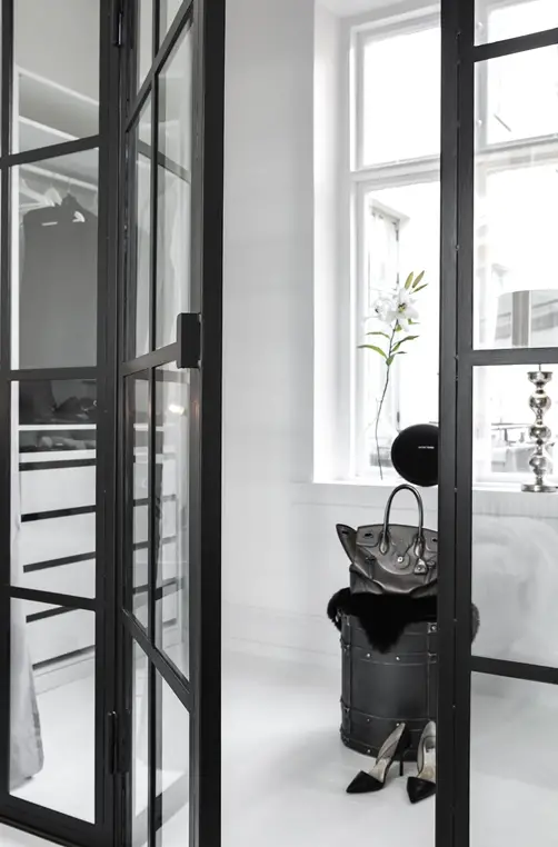 黑白装饰中的创新之作 | 玻璃隔段背后的步入式衣帽间-2