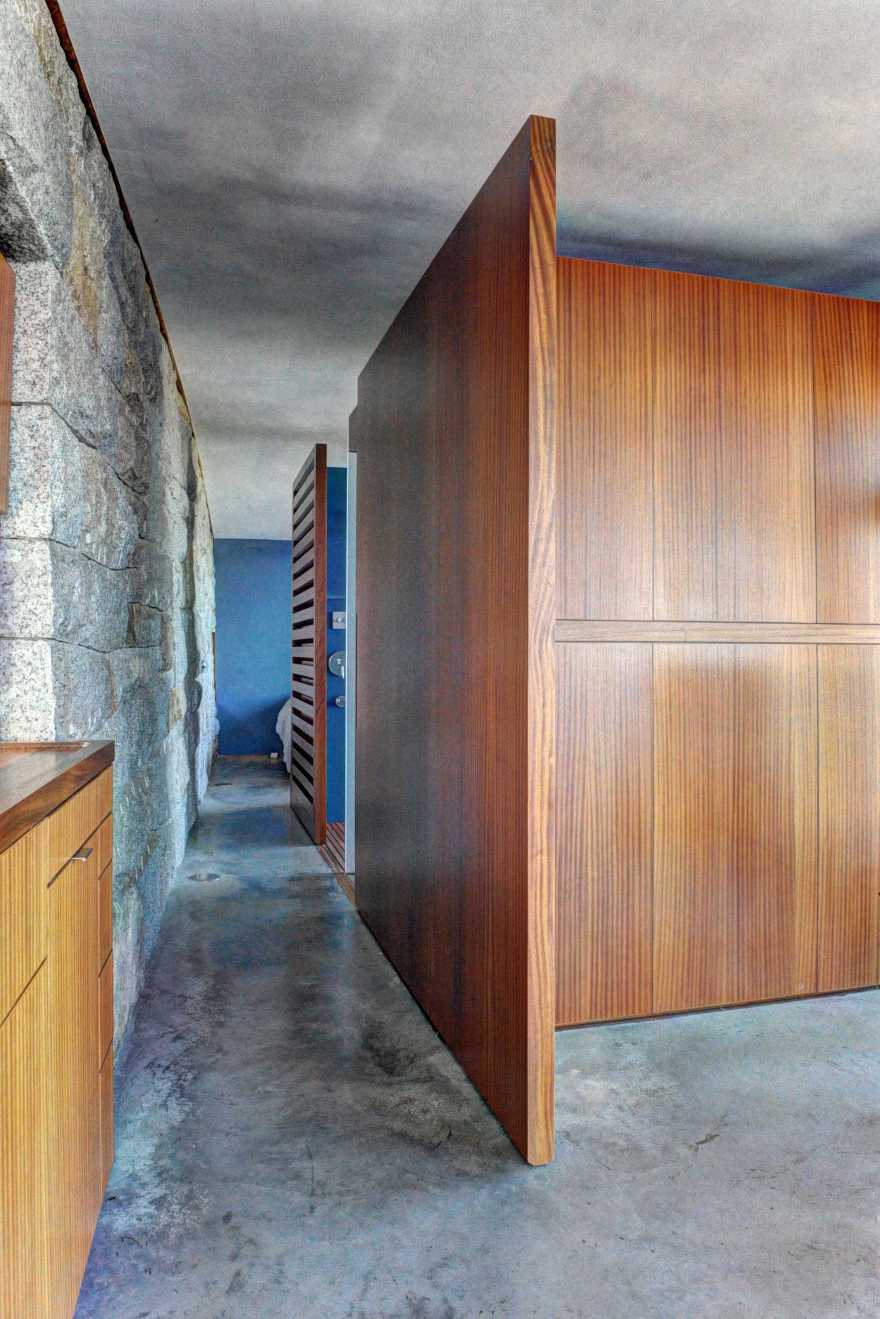 悬崖之上的绿色泳池住宅-21