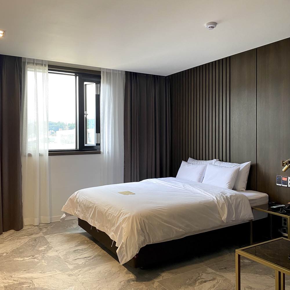 简约酒店设计典范 | 白色木纹诠释温馨空间-6