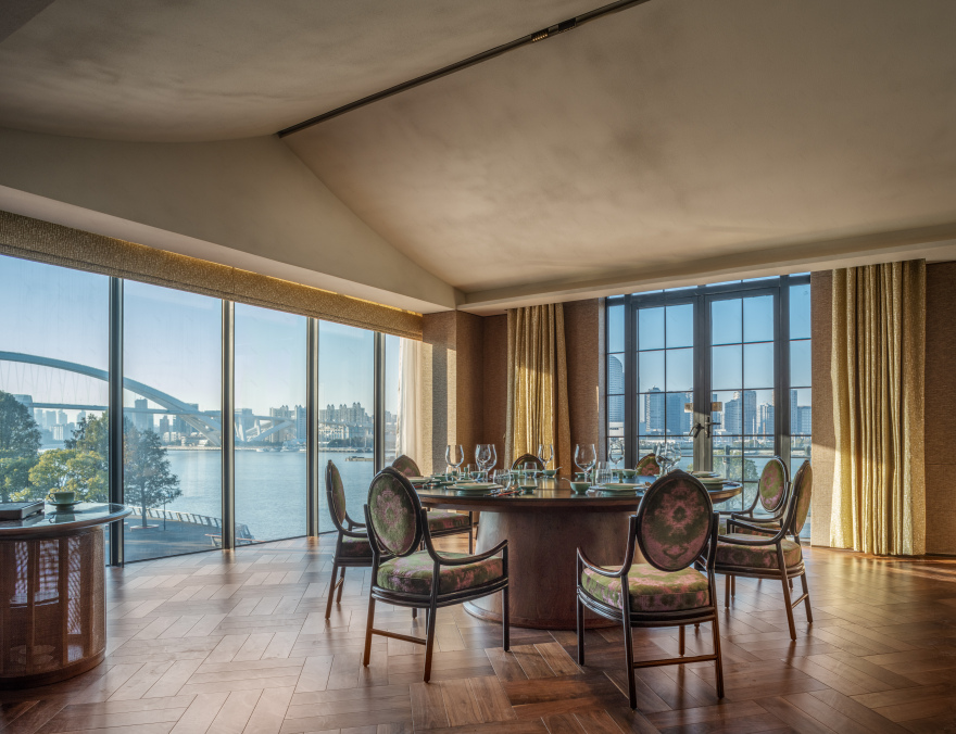 上海世博园区的红色旋转楼梯 · 東临观海·和兴 1913丨段元-22