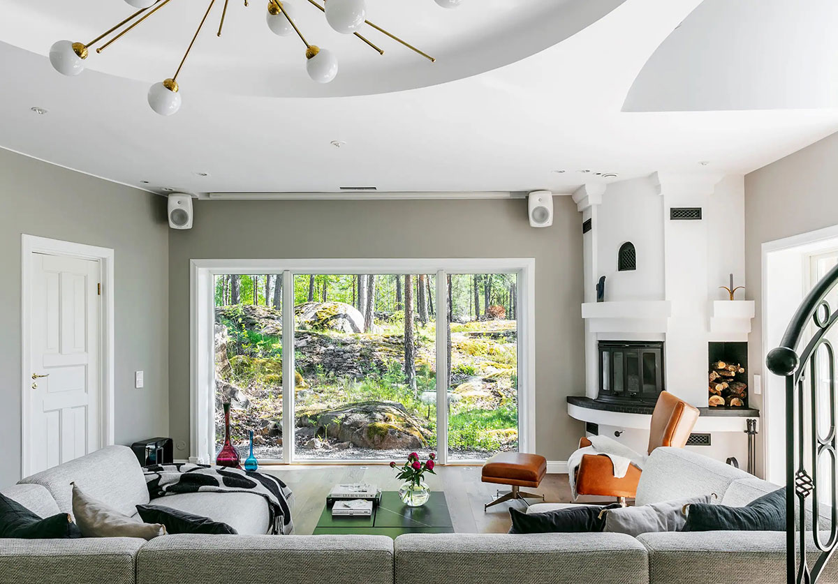 瑞典森林中的圆滑线条小木屋-1