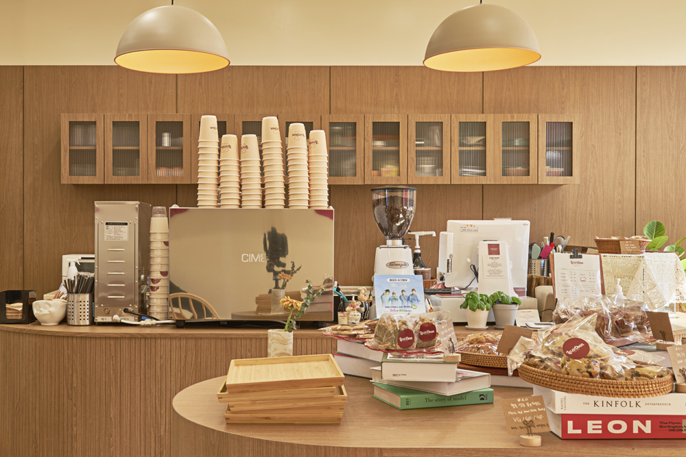 魅力无限的白色木纹 | 莱兹奥凡的 22 平米小型咖啡厅设计-8