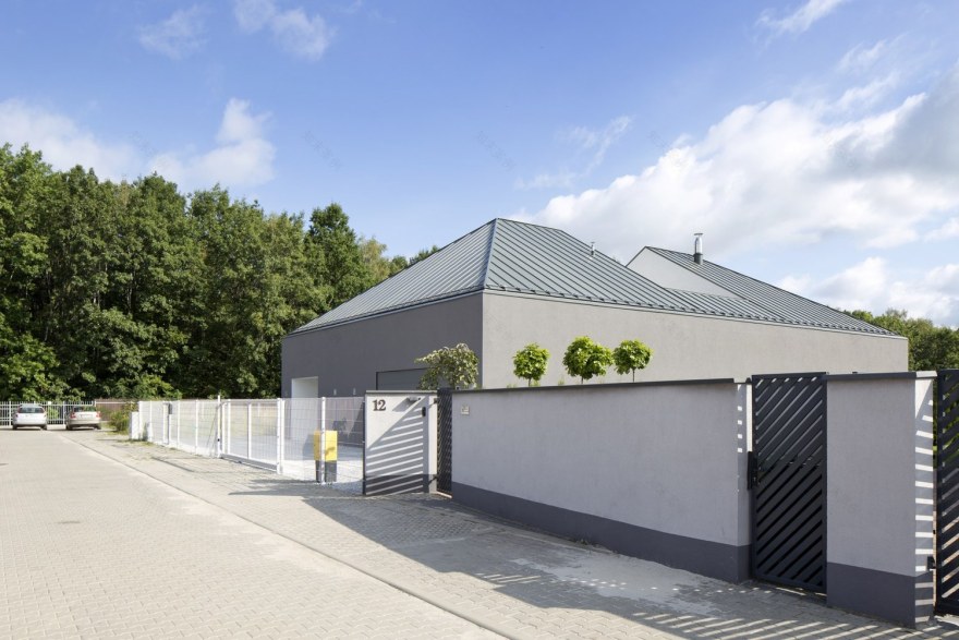 波兰南部森林中的现代简约住宅-11