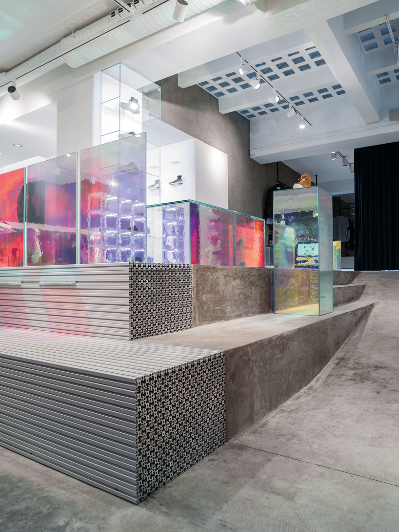 巴塞罗那“sivasdescalzo”商店，铝型材与虹彩水晶玻璃的工业风设计-10