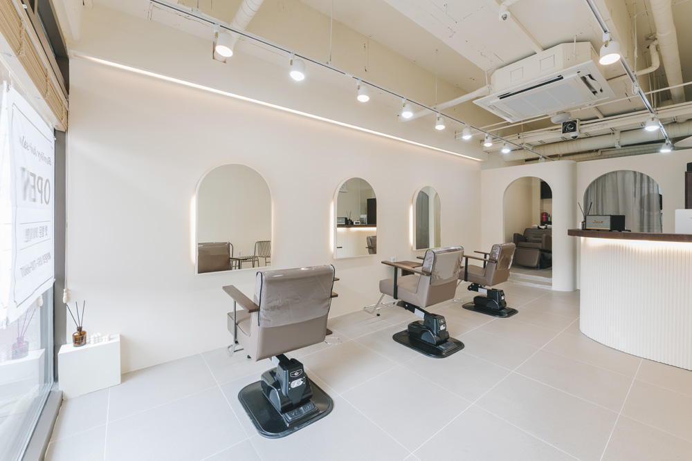 白色与木质，打造 10 平米的清新美容空间-5