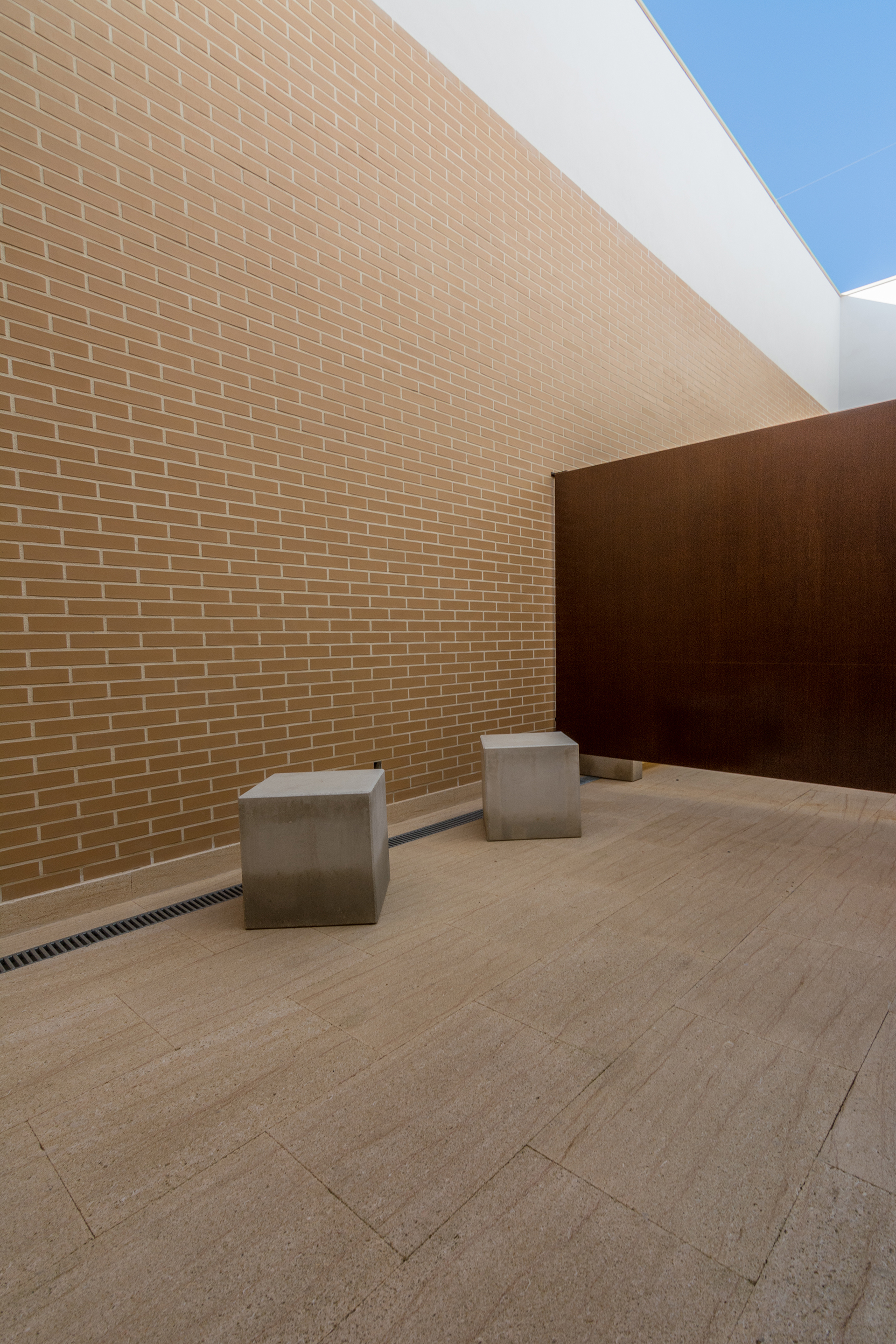 Monóvar Funeral Home | 融入自然的哀悼空间-4