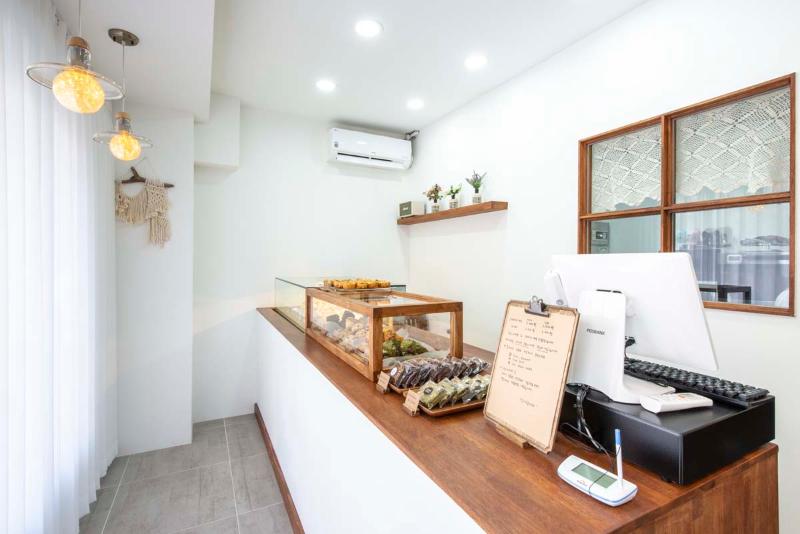 白色调 9 坪甜点店，木质点睛之美-3